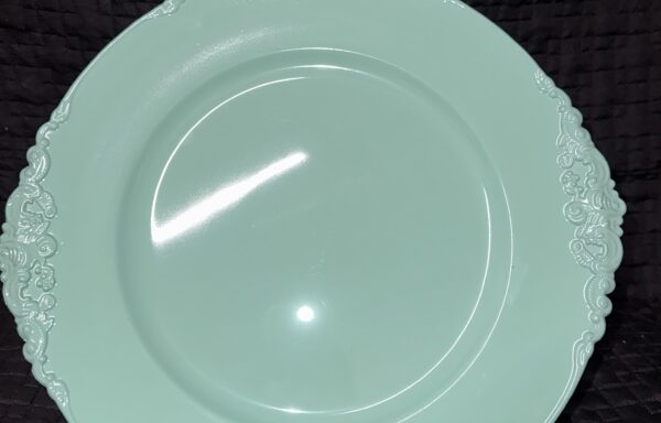 Sous-assiette baroque embossée Aqua / Aqua Embossed Baroque Charger Plate