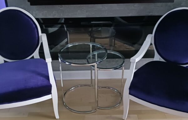 Chaise blanches et velour mauve / White chairs with purple velour